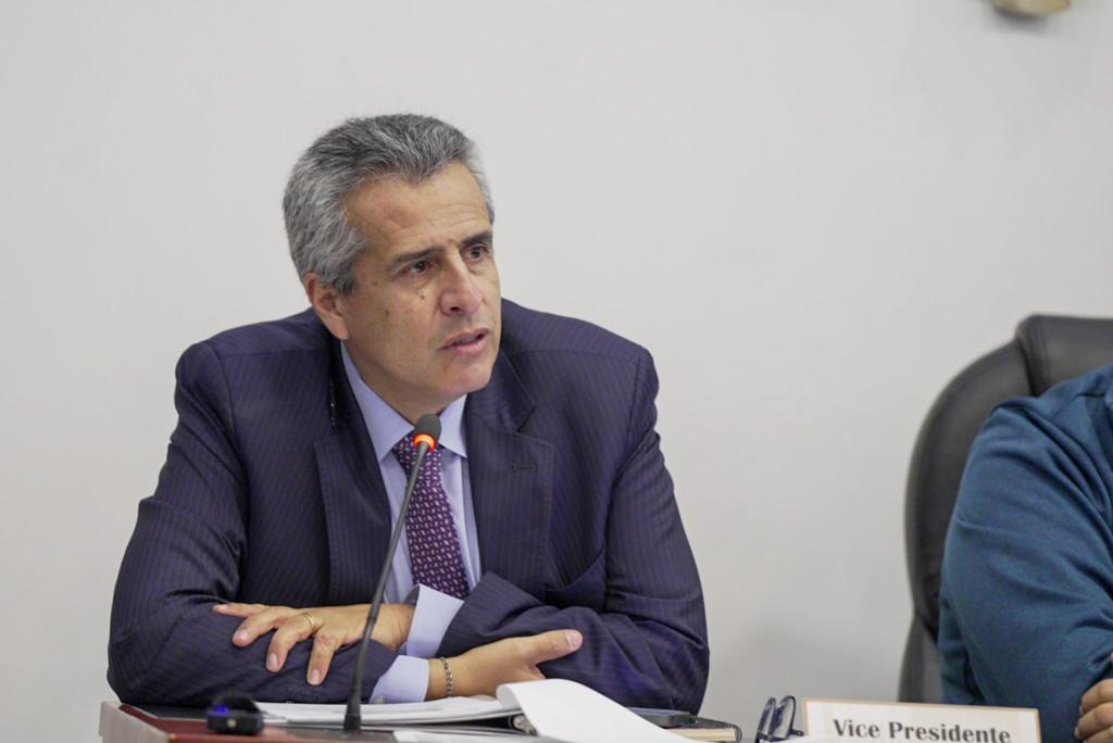 Exministro Luis Fernando Velasco implicado en presunto direccionamiento de contratos en Gestión del Riesgo