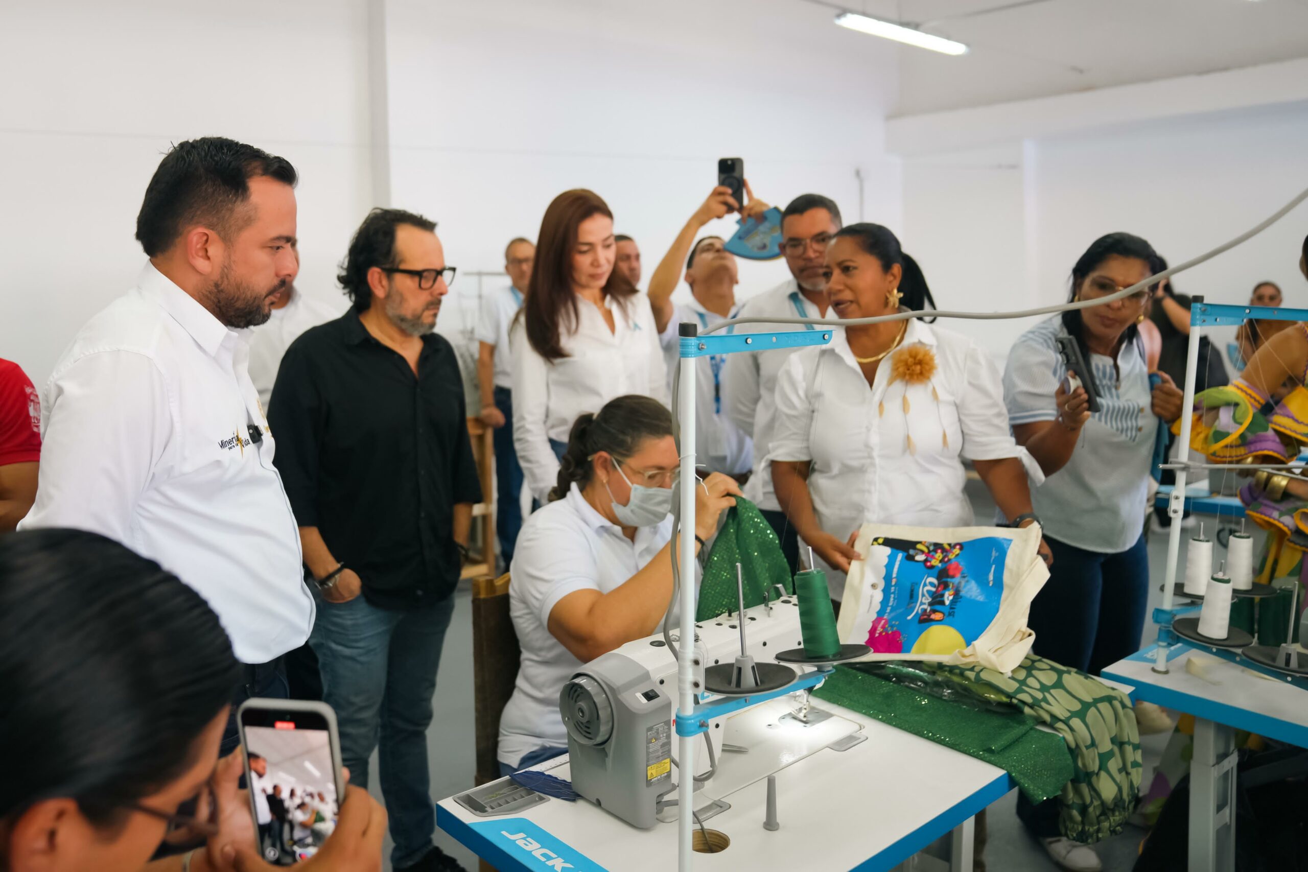 Paneles solares impulsan la economía creativa del Carnaval de Barranquilla