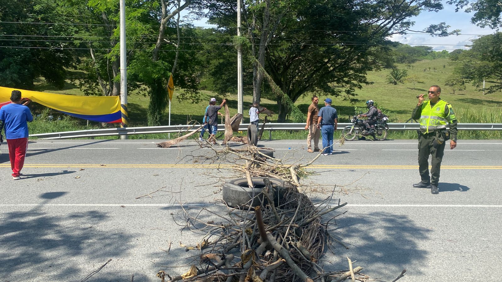 Bloqueo en la vía Calamar-Barranquilla complica la movilidad vehicular