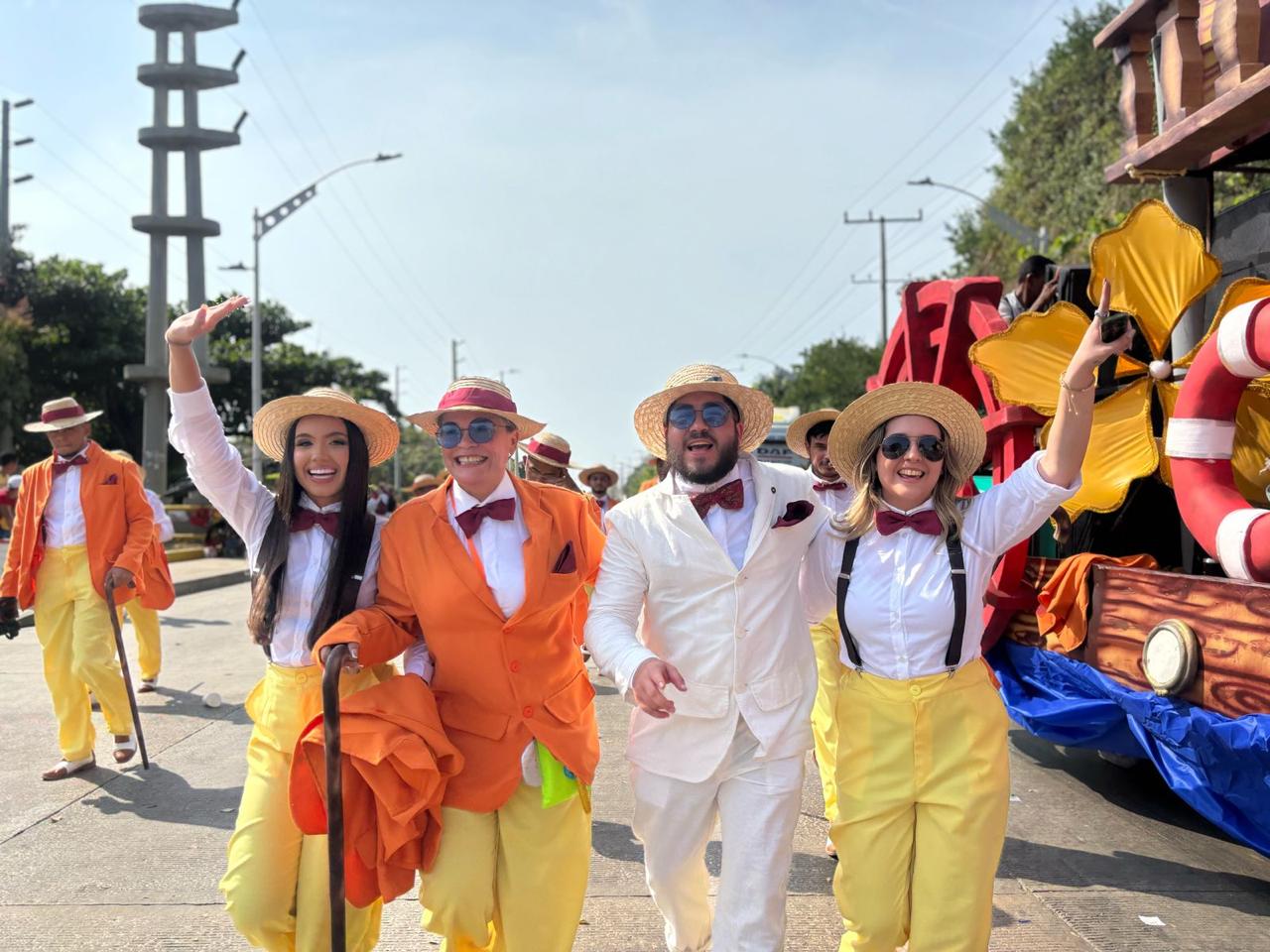 El Sombrero Tartarita de Manzu y BVG, encendieron la Batalla de Flores