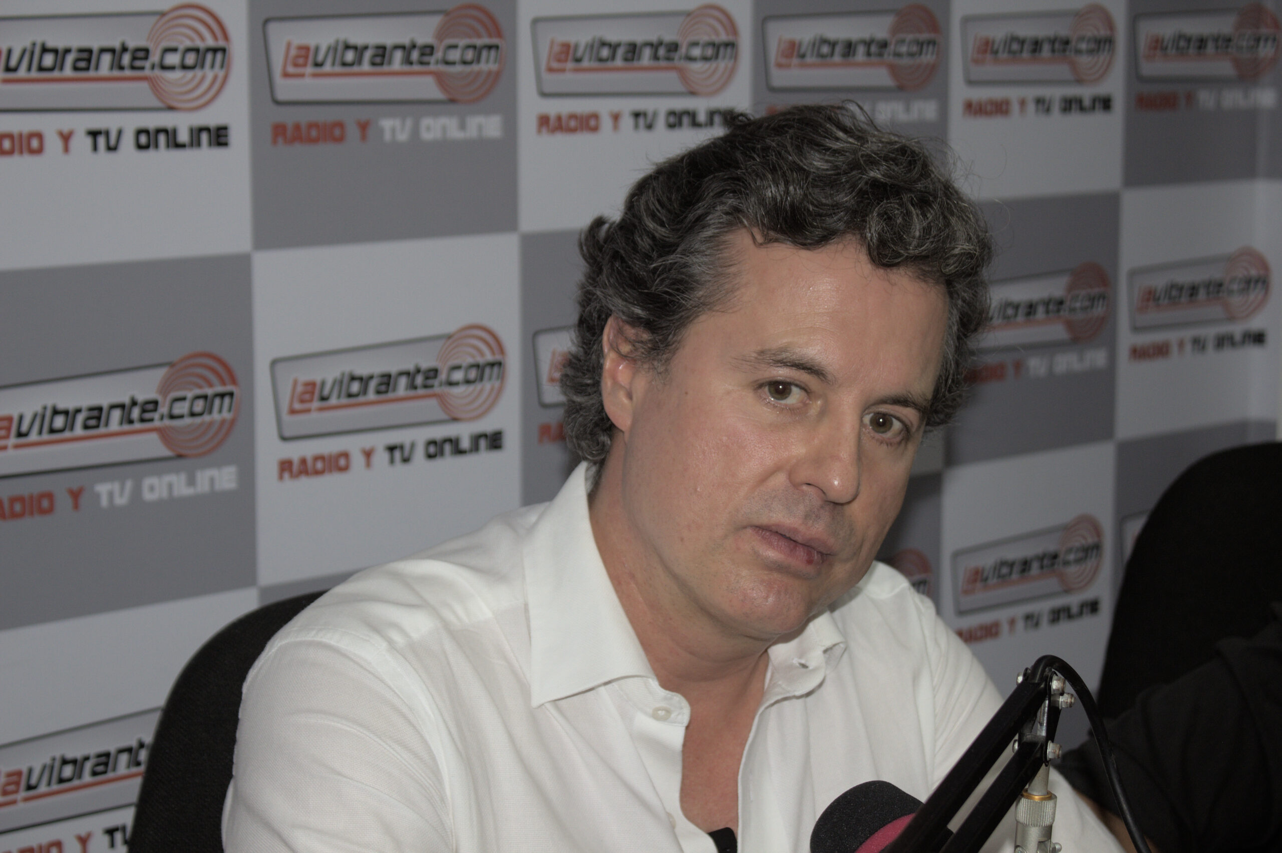 Juan Manuel Galán exige respuesta firme del presidente Petro ante suspensión de vuelos hacia Venezuela