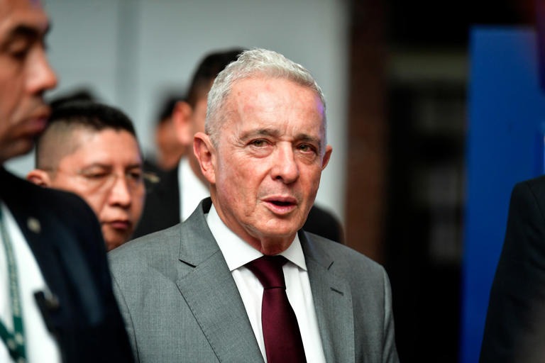 Álvaro Uribe expresa preocupación por llamado a la movilización hecho por el presidente Petro