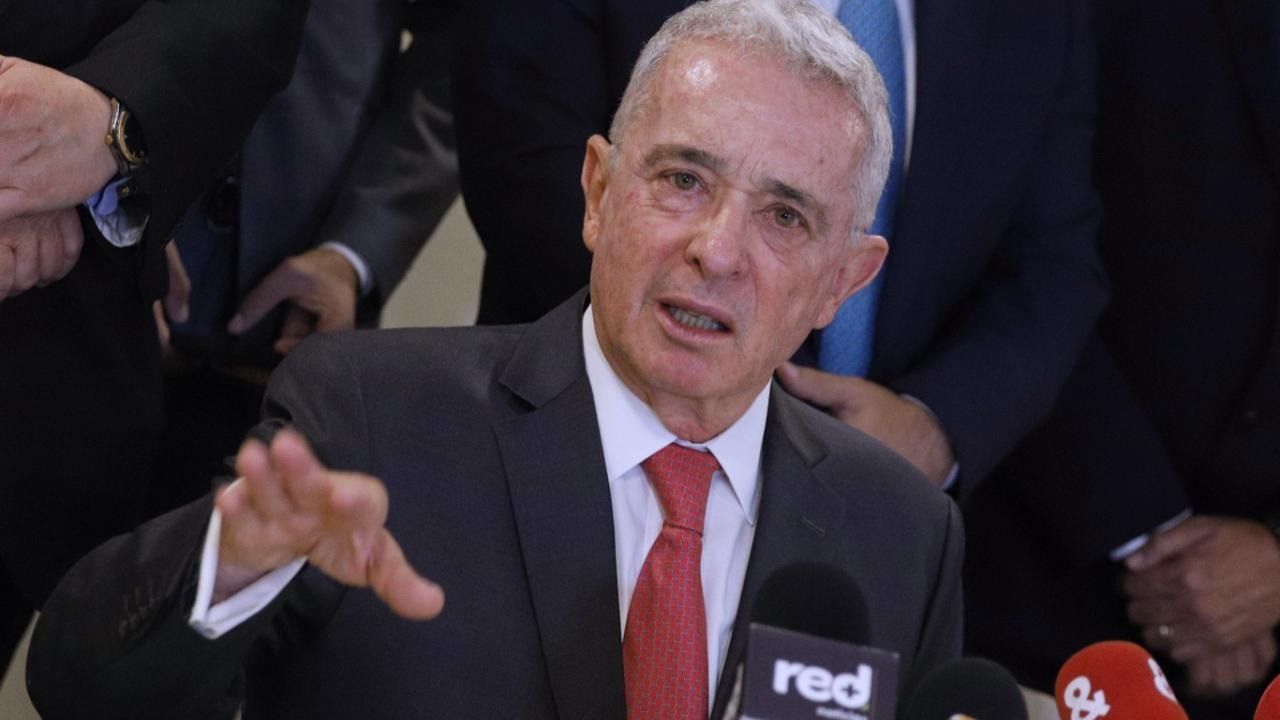Uribe critica estrategia del Gobierno y advierte presión internacional por el narcotráfico