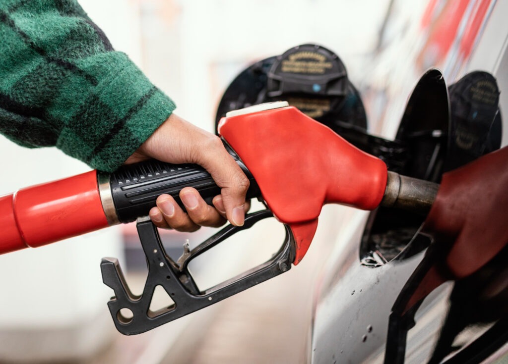Usuarios denuncian cobros ocultos en estaciones de gasolina en Florida por pagos con tarjeta