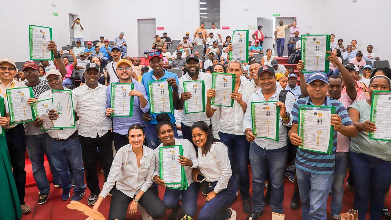 Más de 200 predios fueron titulados en municipios de Bolívar para escuelas, salud, parques y desarrollo comunitario