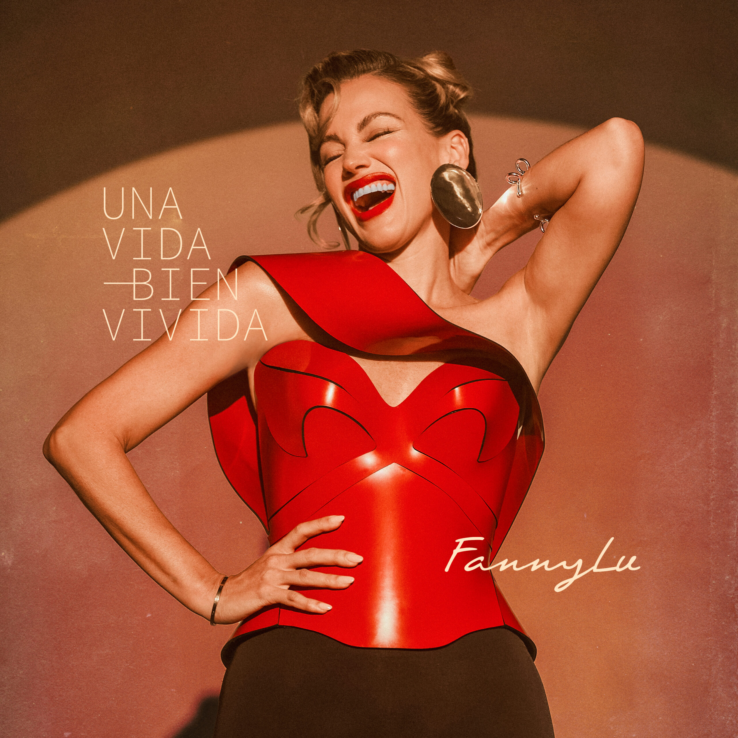 Fanny Lu regresa con “Una Vida Bien Vivida”, un álbum que celebra su evolución personal y artística