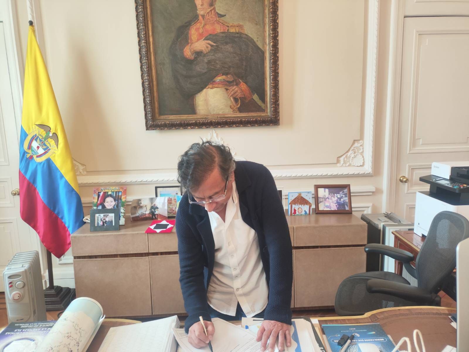 Gustavo Petro firma decreto para convocar consulta popular sobre la reforma laboral