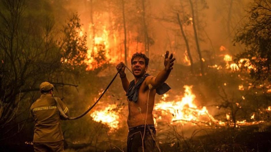 Más de 5.000 evacuados en Creta por incendios forestales avivados por fuertes vientos