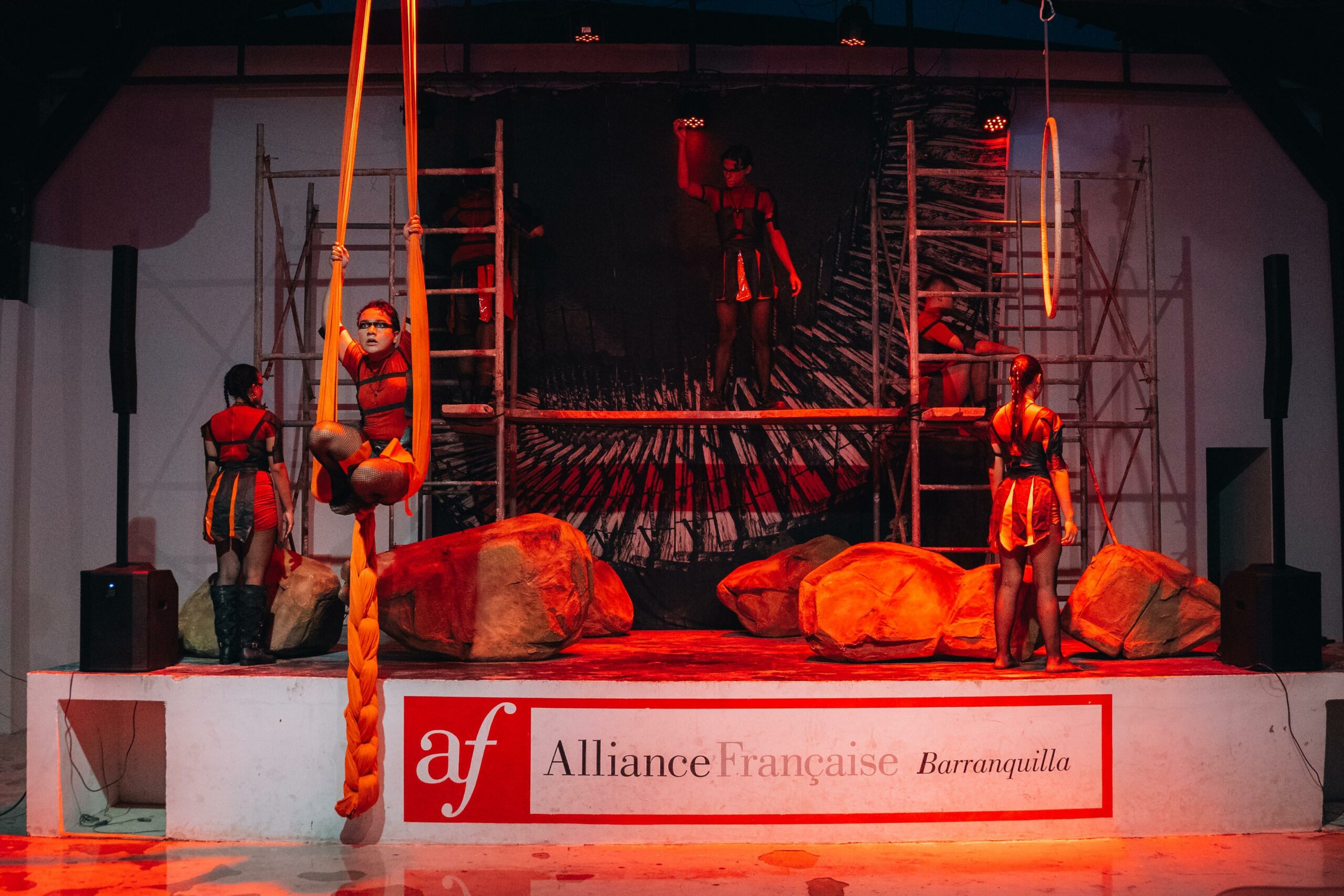 CAPITOL transforma el escenario de la Alianza Francesa con una obra experimental sobre los pecados y el poder