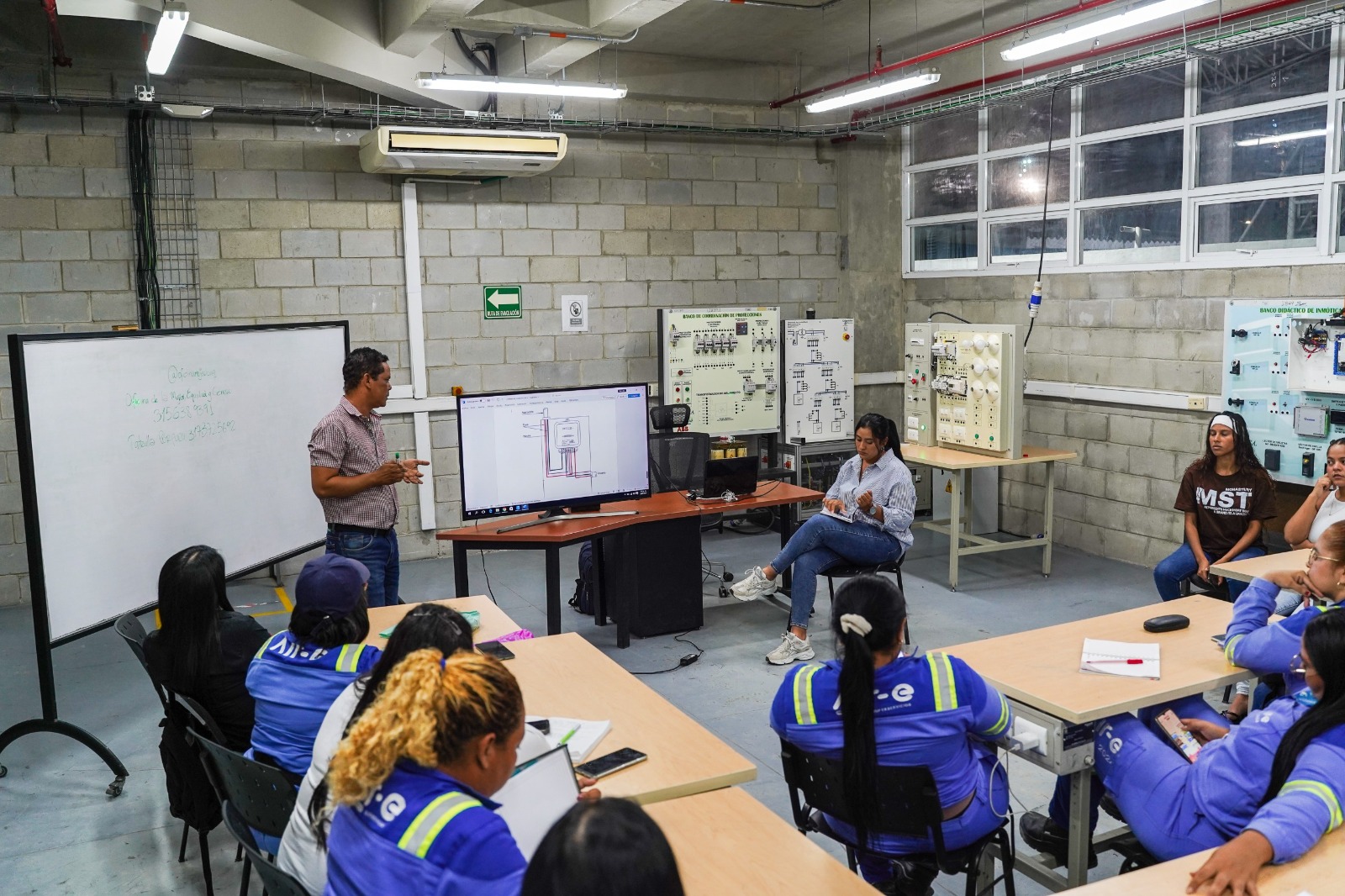 Air-e Intervenida forma a 50 mujeres como técnicas electricistas en programa Mujeres que Transforman 2025