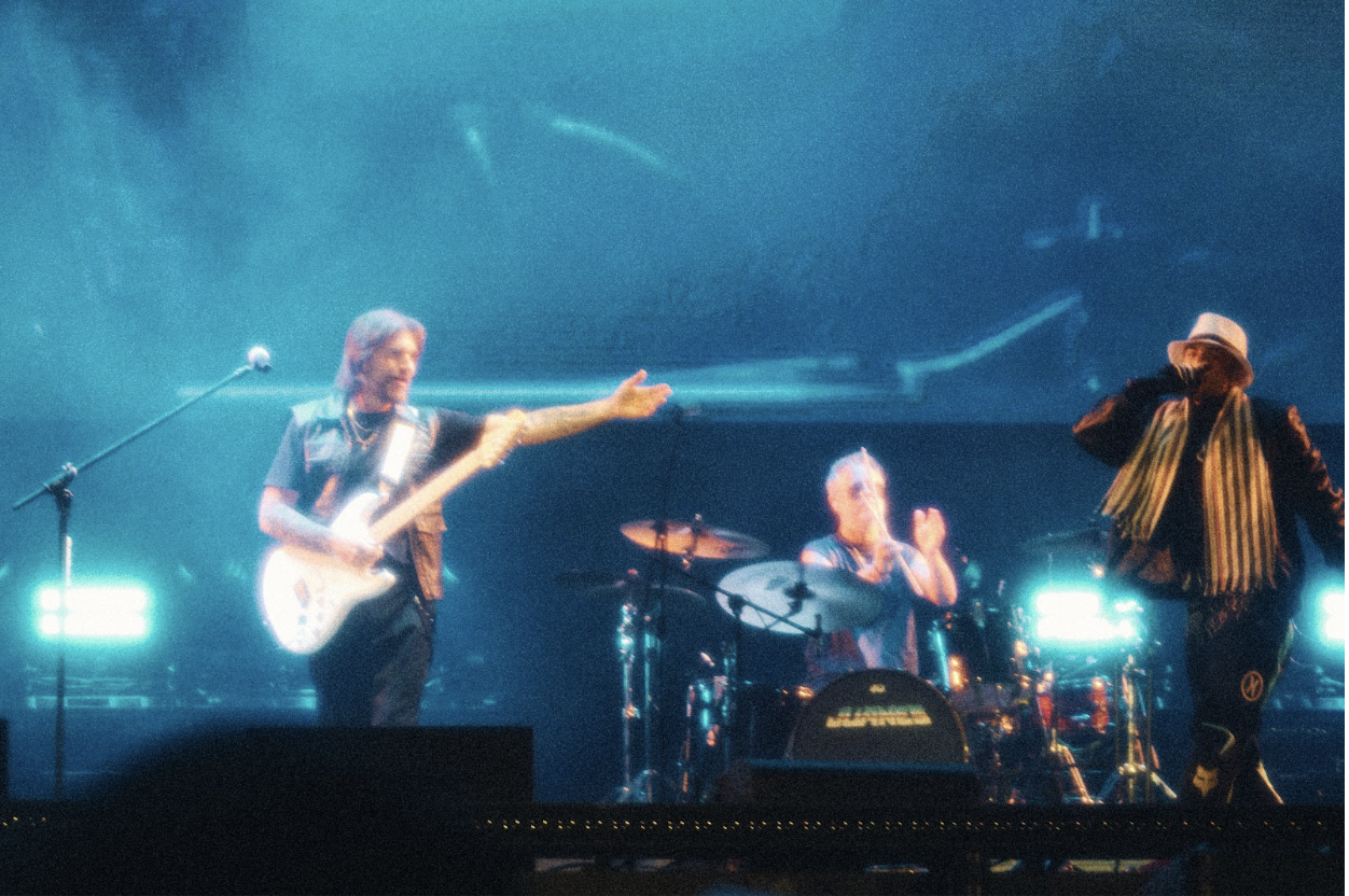 Crudo Means Raw sorprende como invitado especial en concierto de Juanes en Medellín