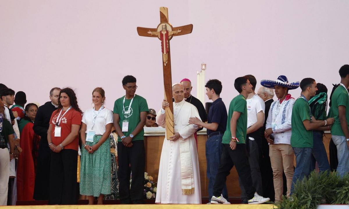Jóvenes del mundo reciben al papa León XIV en Roma durante multitudinario Jubileo
