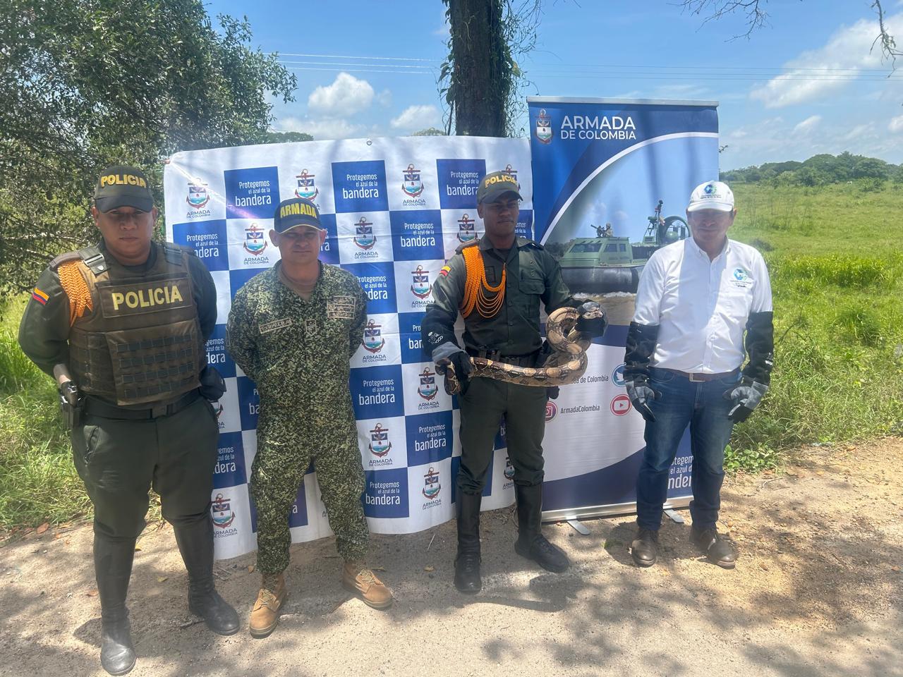 Policía rescata boa constrictor de casi dos metros dentro de una vivienda en Magangué