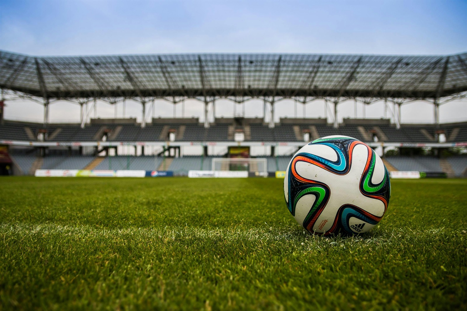 Cómo se reactivan los futbolistas de élite tras las vacaciones con fuerza recuperación y protocolos frente a los viajes de larga distancia