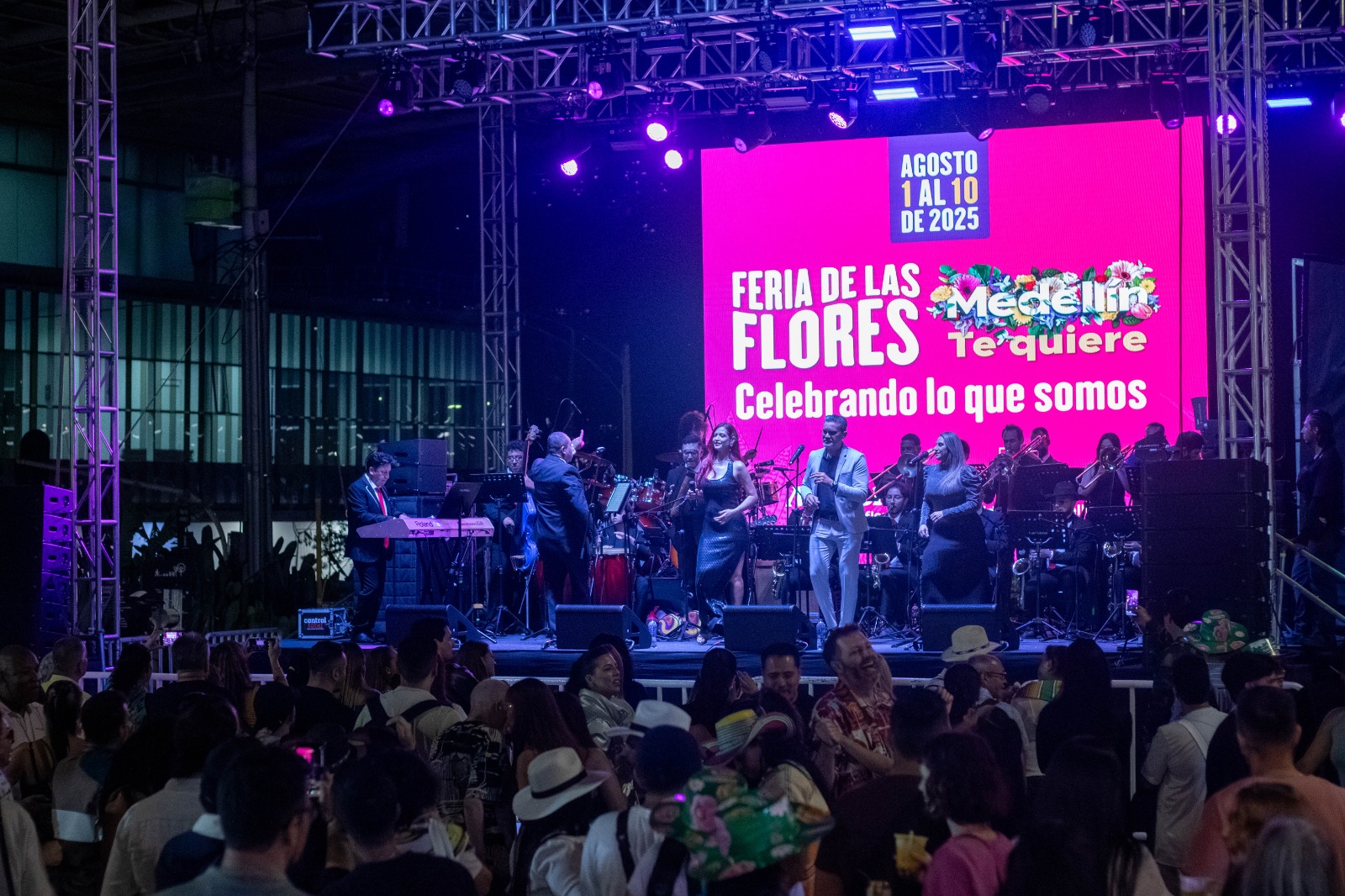 Medellín vibra con más de 100 mil asistentes en las Plazas de Flores durante la Feria de las Flores 2025