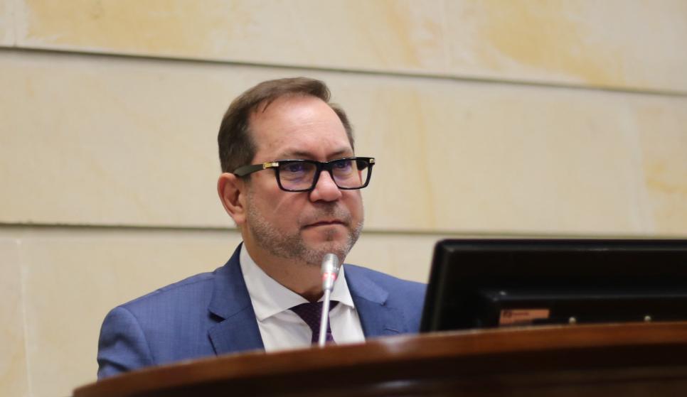 Lidio García advierte con moción de censura a ministros ausentes en debate sobre el Icetex