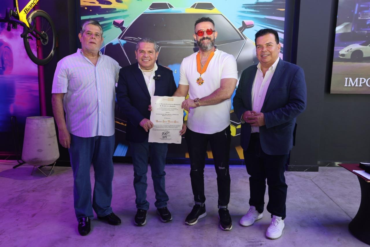 Ramiro Sucre Ramos recibe la Orden del Congreso en el Grado de Caballero por su aporte a la industria automotriz de lujo