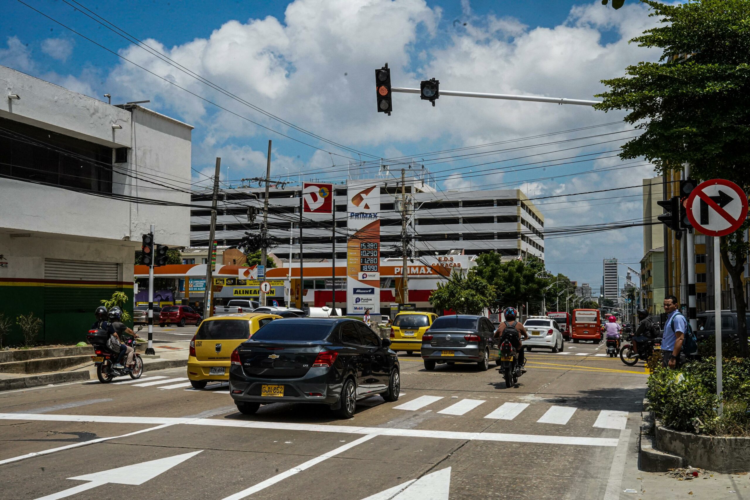 Barranquilla pone en funcionamiento nuevo semáforo en la calle 53 con carrera 44 para optimizar la movilidad y reforzar la seguridad vial