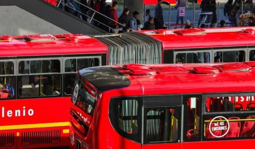 Delincuentes aprovechan trancones para treparse a los buses de Transmilenio y robar celulares en la estación de Patio Bonito