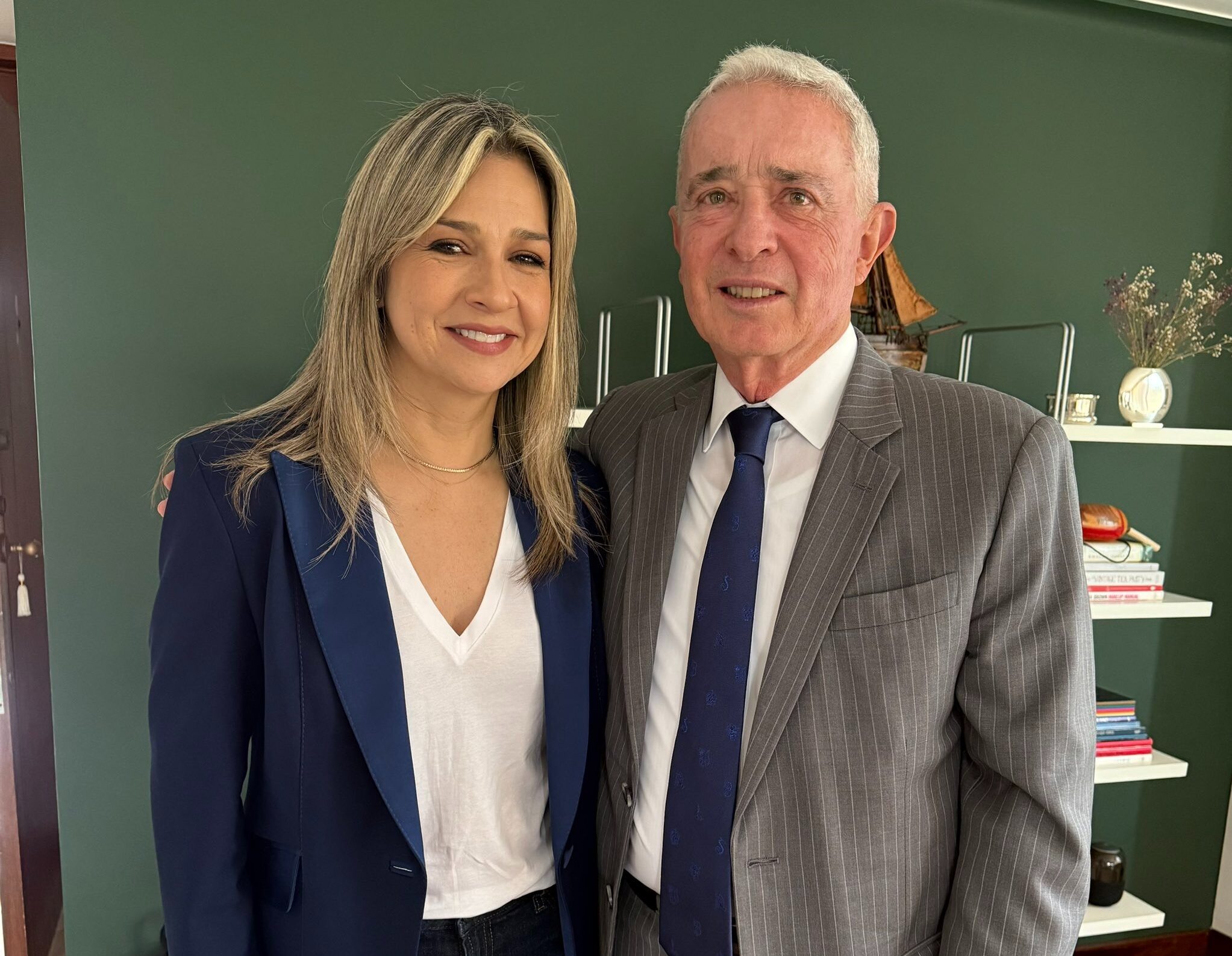 Vicky Dávila reitera su compromiso con Colombia y destaca la importancia de la ética en el servicio público tras encuentro con Álvaro Uribe