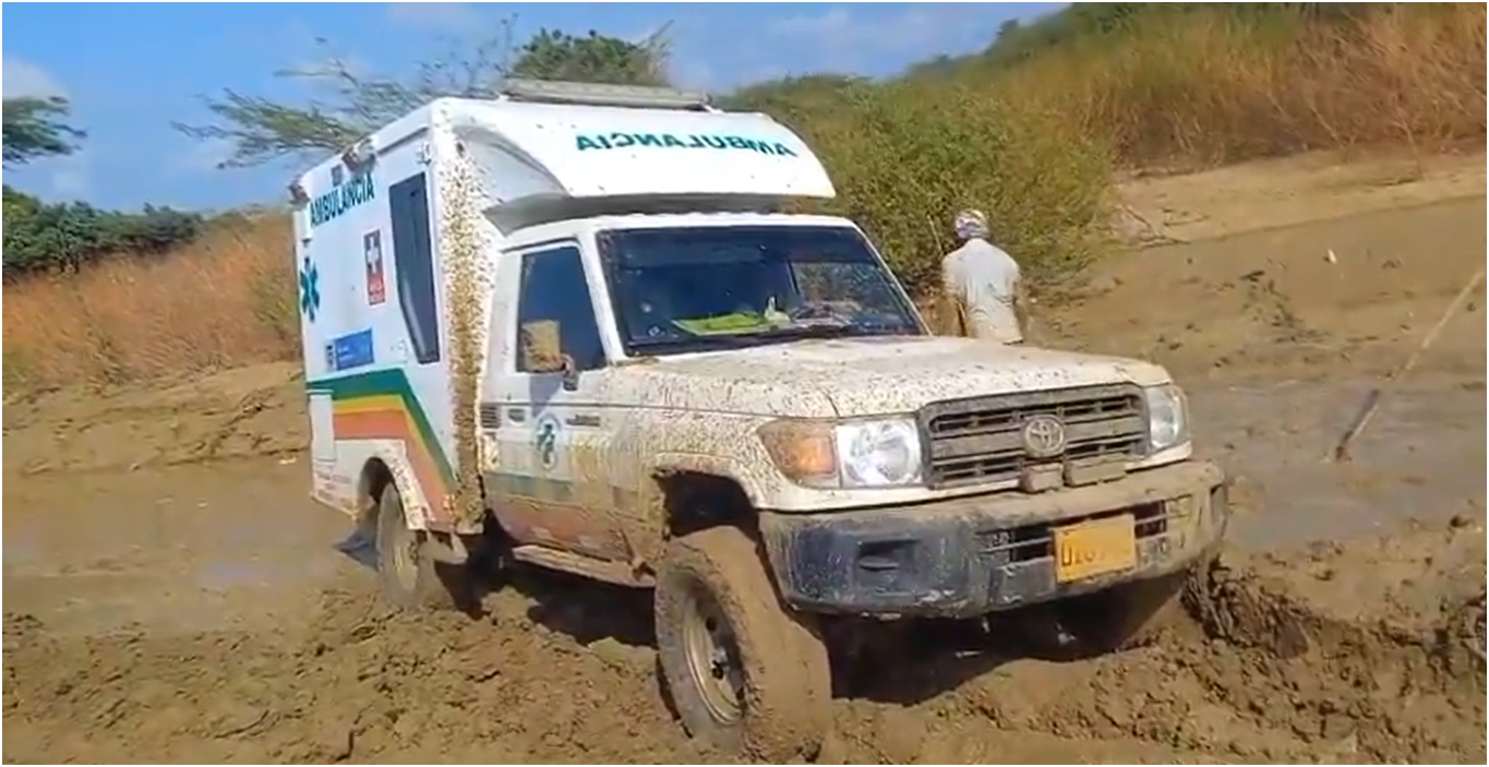 Ambulancia queda atrapada en vías intransitables de La Alta Guajira y reabre debate sobre abandono de obras viales