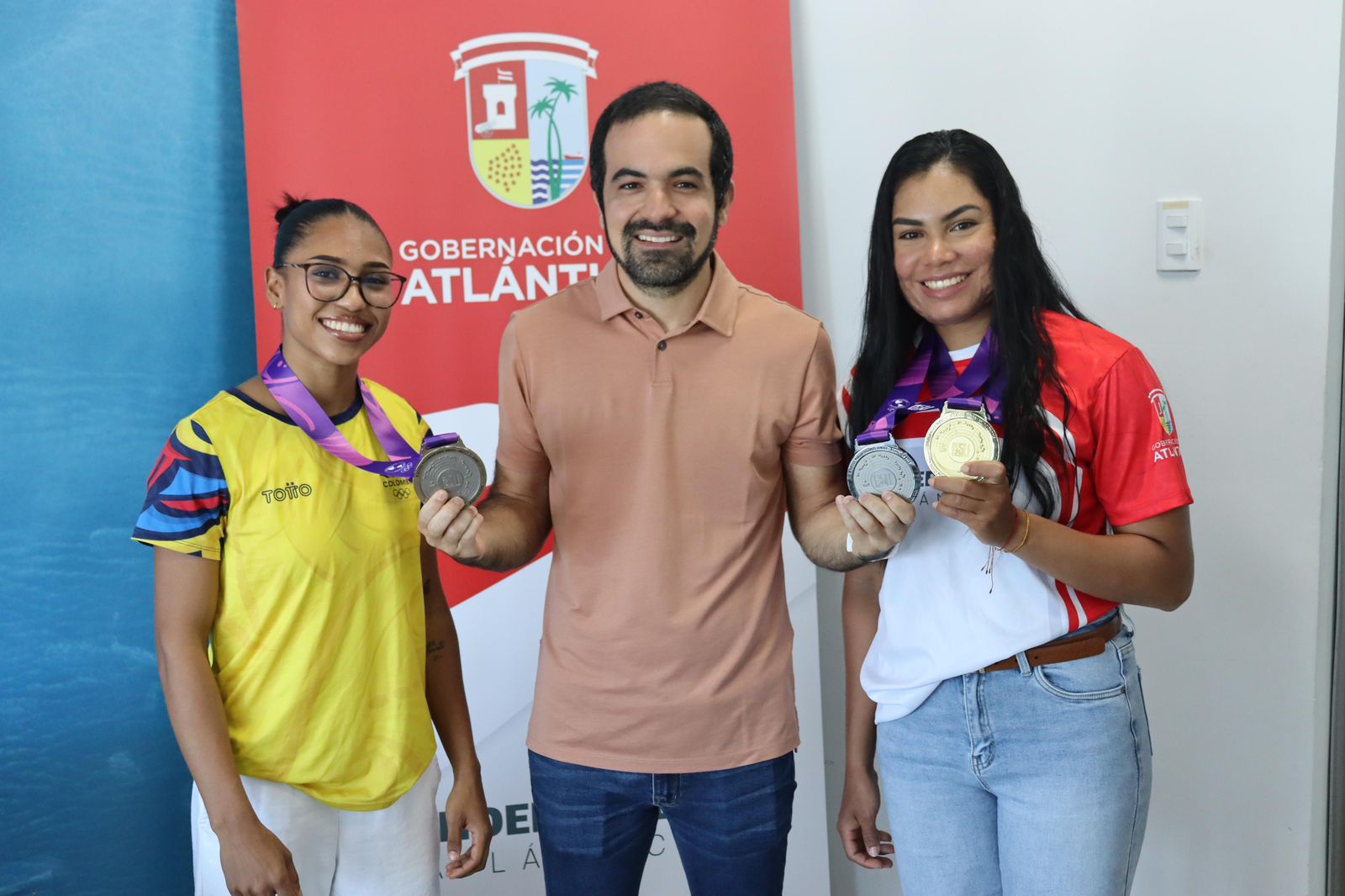 Gobernación del Atlántico reconoce a sus atletas con incentivos por su destacada actuación en los Panamericanos Junior de Asunción