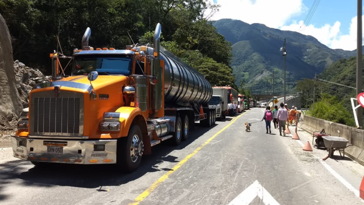 Cierres en la vía al Llano generan pérdidas diarias de 50.000 millones y agravan la crisis para transportadores y sectores productivos