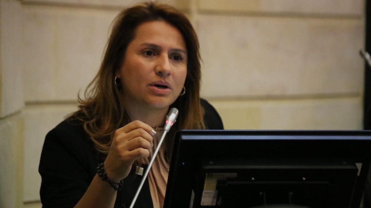 Paola Holguín demanda decreto de Petro que prohíbe exportación de carbón a Israel