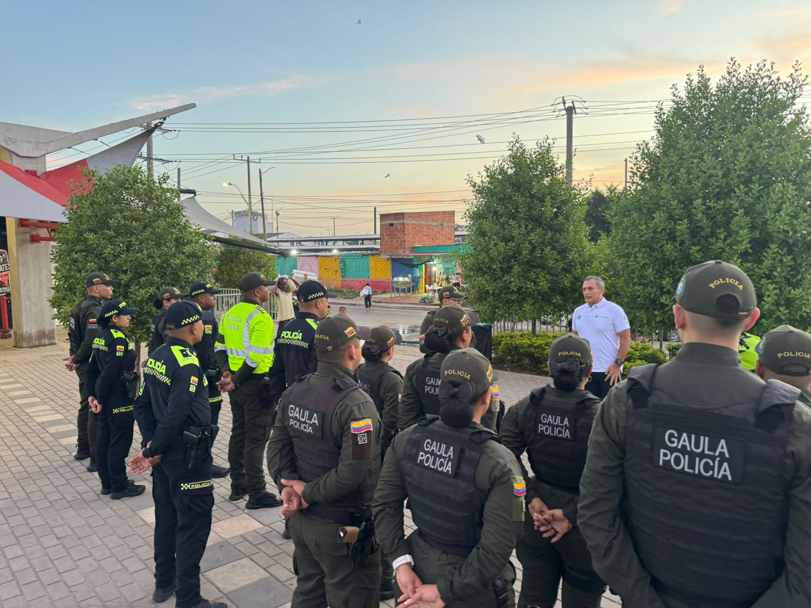 GAULA intensifica acciones preventivas en la plaza de mercado de Barranquillita para frenar la extorsión y el secuestro