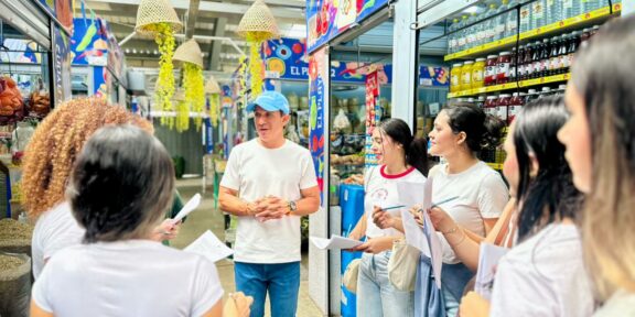 Distrito impulsa el crecimiento empresarial de los comerciantes de El Playón con apoyo académico y estrategias de fortalecimiento