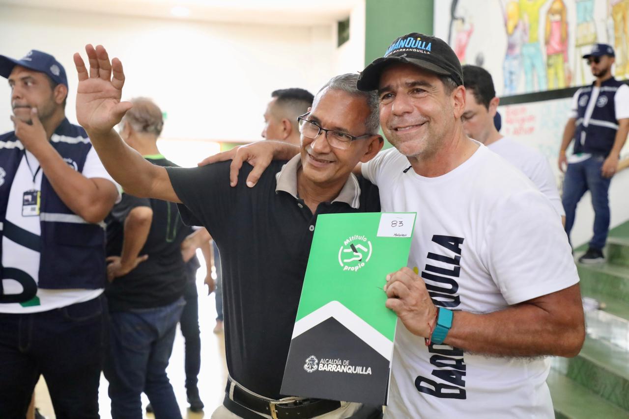 Alegría en Barranquilla 800 familias reciben sus títulos de vivienda de manos del alcalde Alejandro Char