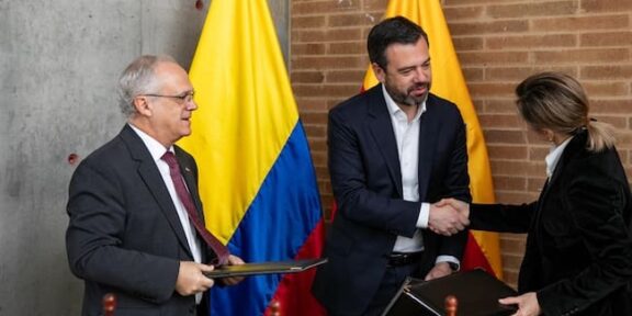 Bogotá fortalece lazos con Francia con un acuerdo de cooperación por 150 millones de euros