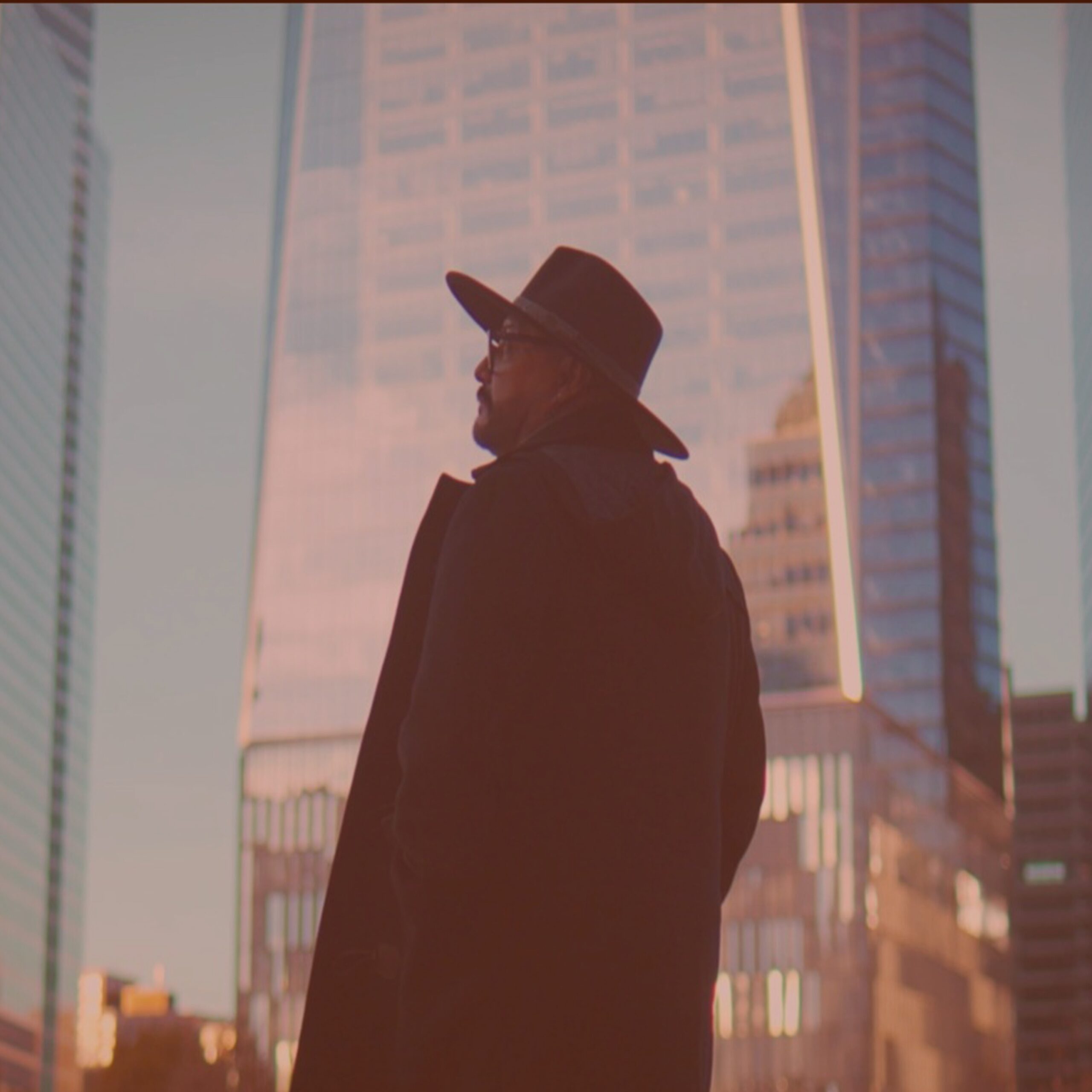 Nelro presenta su primer sencillo En un café y marca su regreso al mundo musical