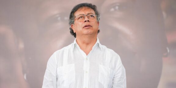 Petro llama a una recolección de firmas en la Plaza de Bolívar para impulsar una Asamblea Constituyente tras la absolución de Álvaro Uribe