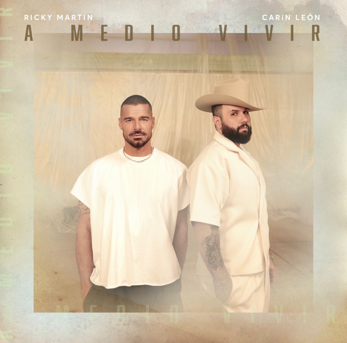 Ricky Martin revive su clásico ‘A Medio Vivir’ junto a Carín León en una versión contemporánea