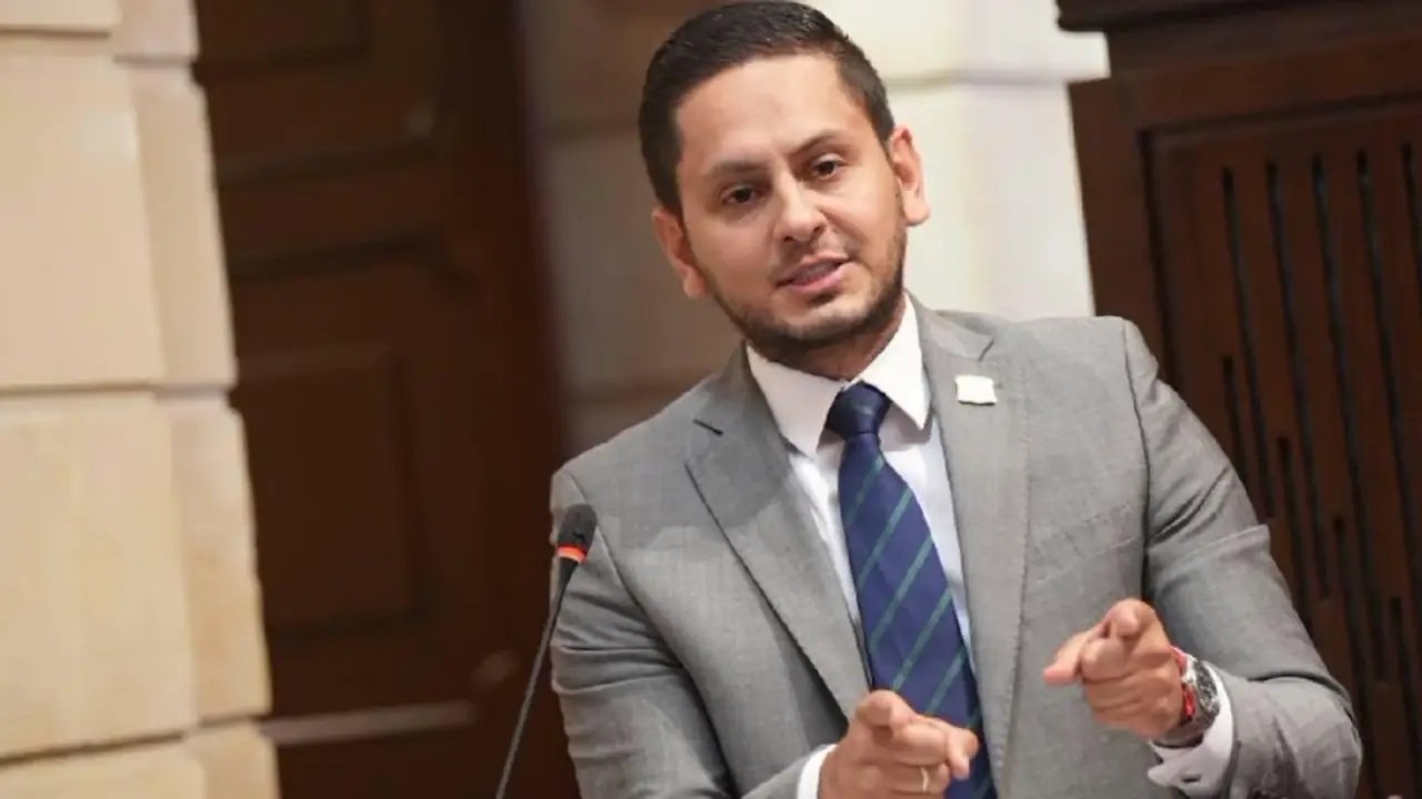 Senador Esteban Quintero critica al Gobierno por incumplimientos en educación y crisis del Icetex