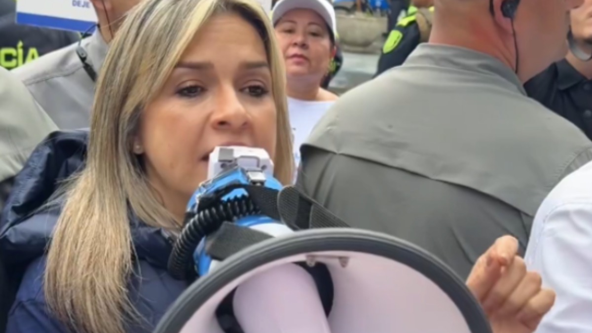 Vicky Dávila pide a soldados y policías desconocer órdenes de Petro y obedecer la Constitución