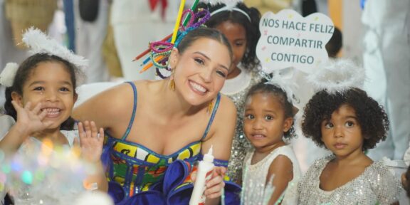 La reina del Carnaval 2026, Michelle Char, luce un vestido diseñado por niños de los CDI de Barranquilla en homenaje a la primera infancia