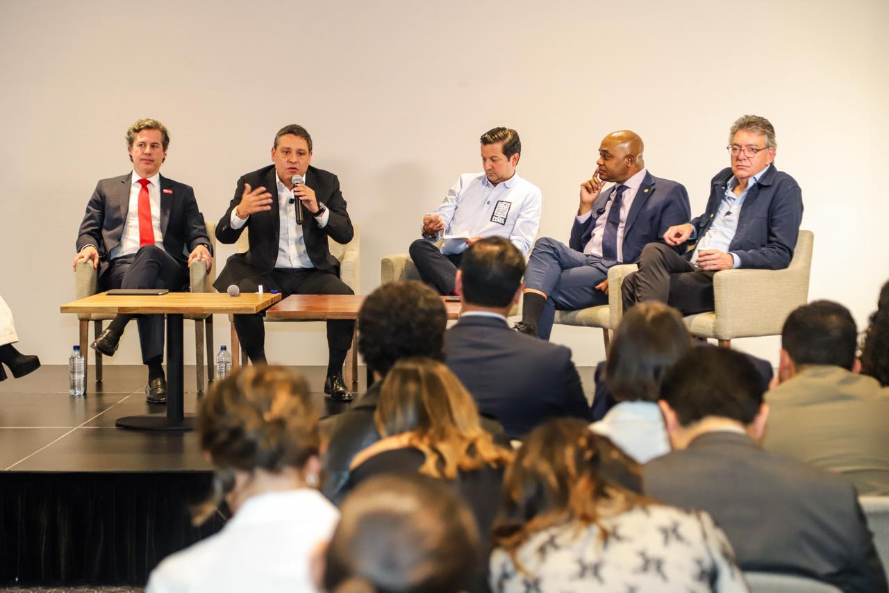 Mauricio Lizcano propone una política exterior basada en los intereses del Estado y no en ideologías