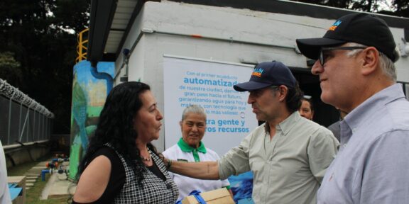 Medellín brilla en el Foro Económico Mundial con su primer acueducto rural inteligente