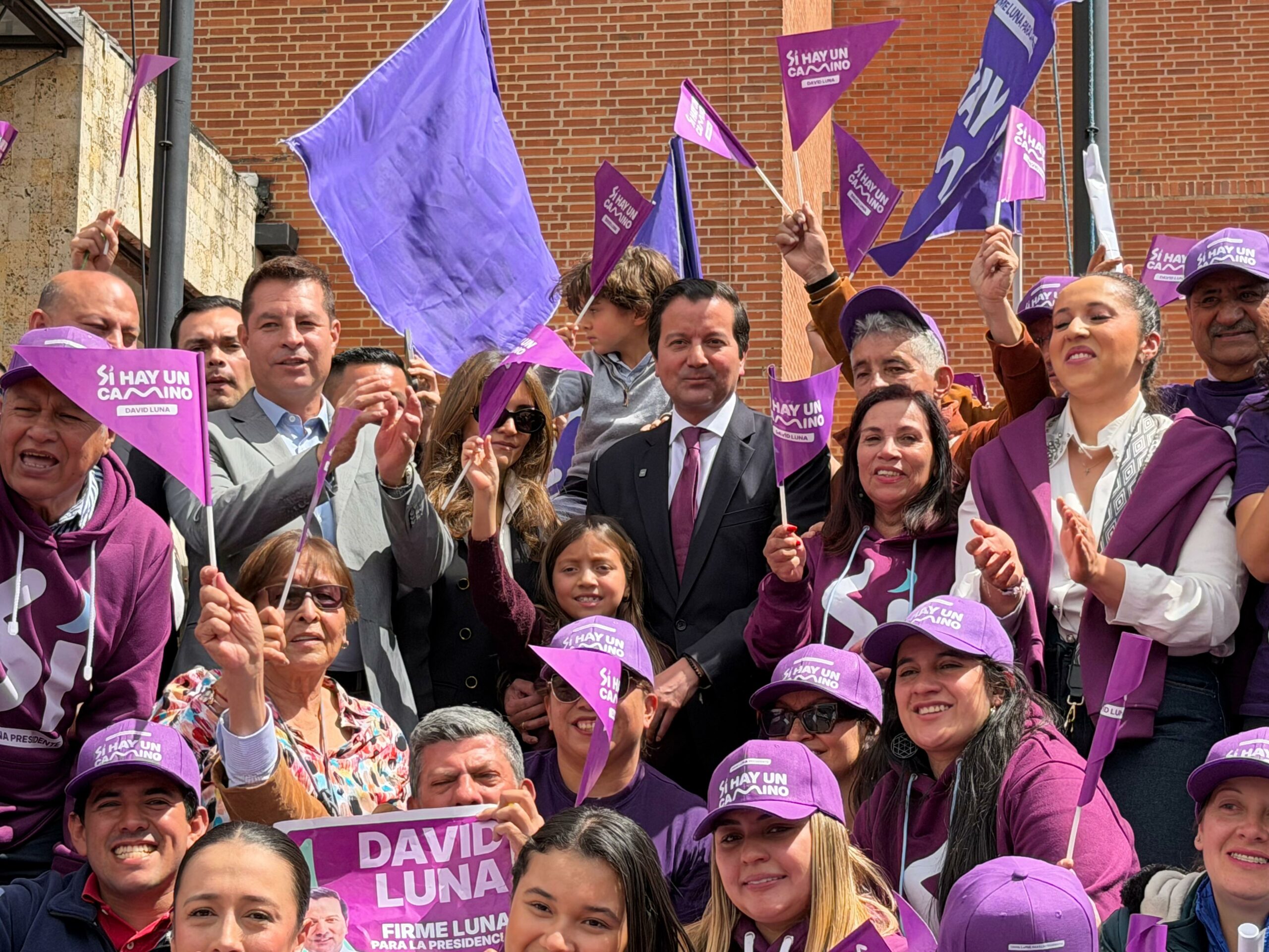 David Luna oficializa su camino a la Presidencia con la entrega de 1.300.000 firmas validadas