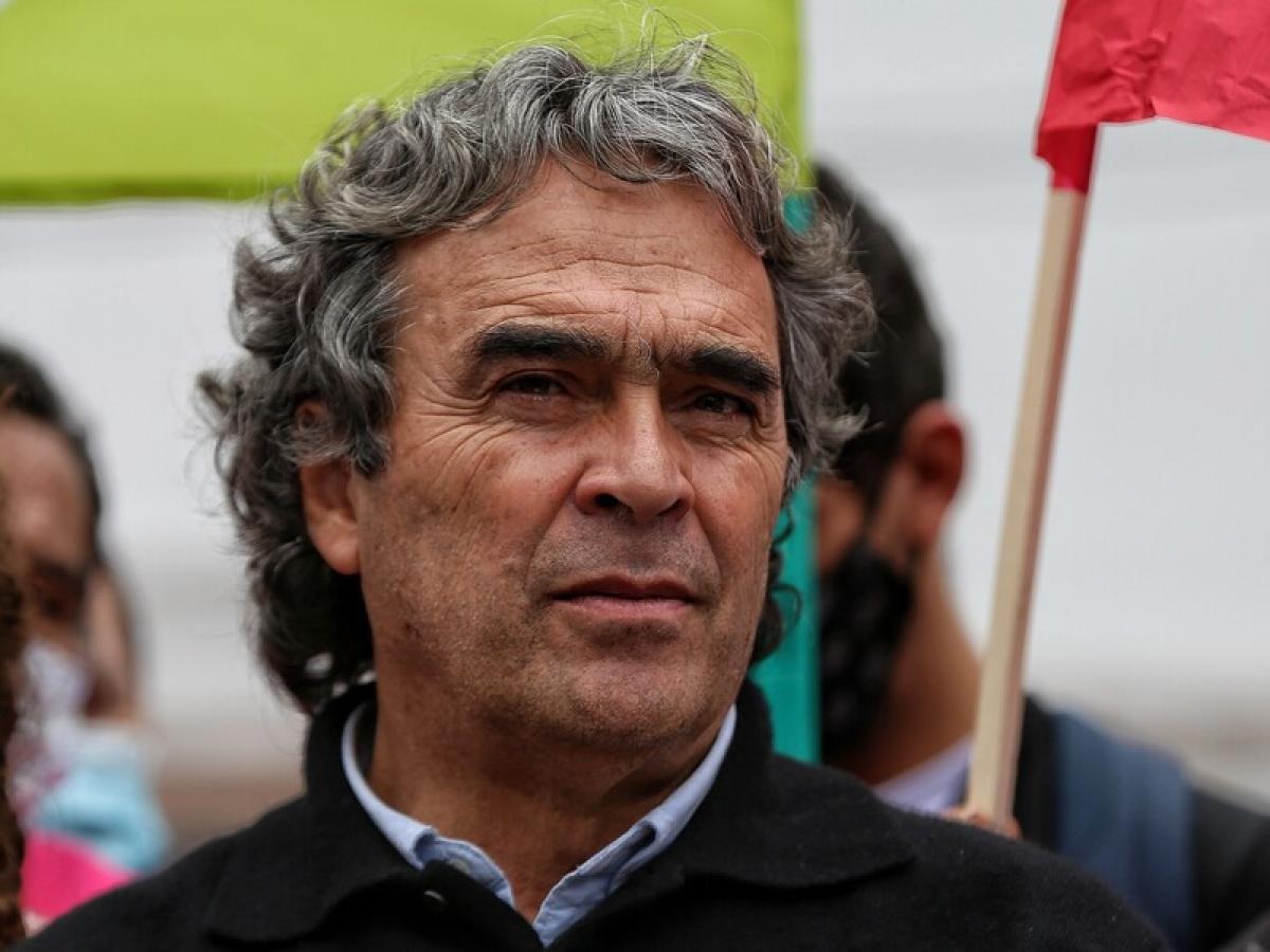 Sergio Fajardo destaca avance en encuestas y llama a una política sin extremos durante su visita a Armenia