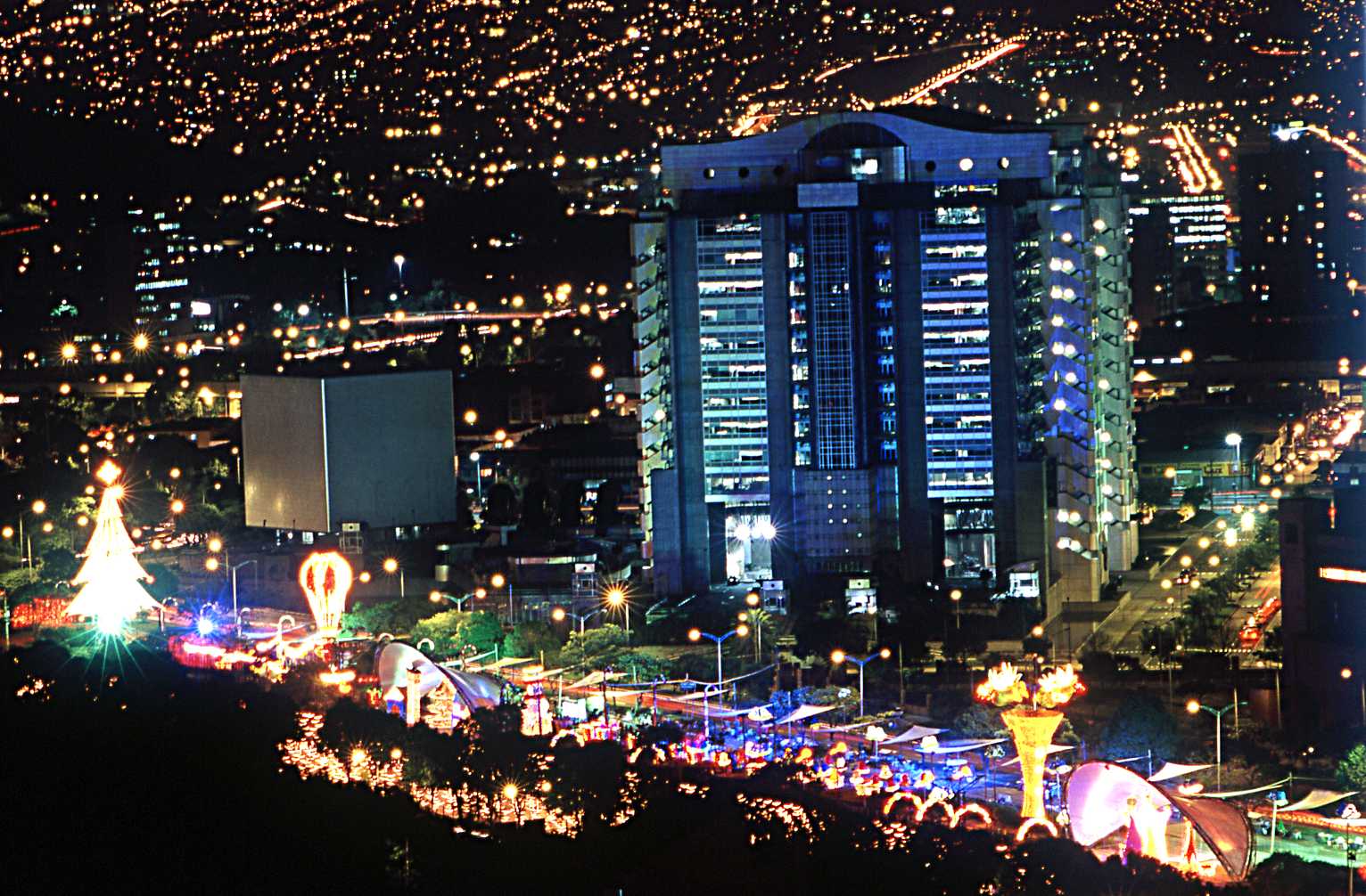 Medellín se ilumina con el gran espectáculo de los Alumbrados EPM que encienden oficialmente la Navidad