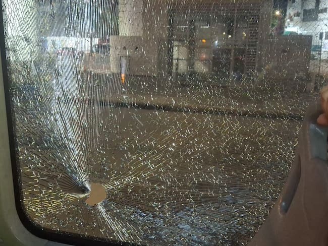 Ataque de hinchas del Real Cartagena deja un herido y daños en bus de Transcaribe