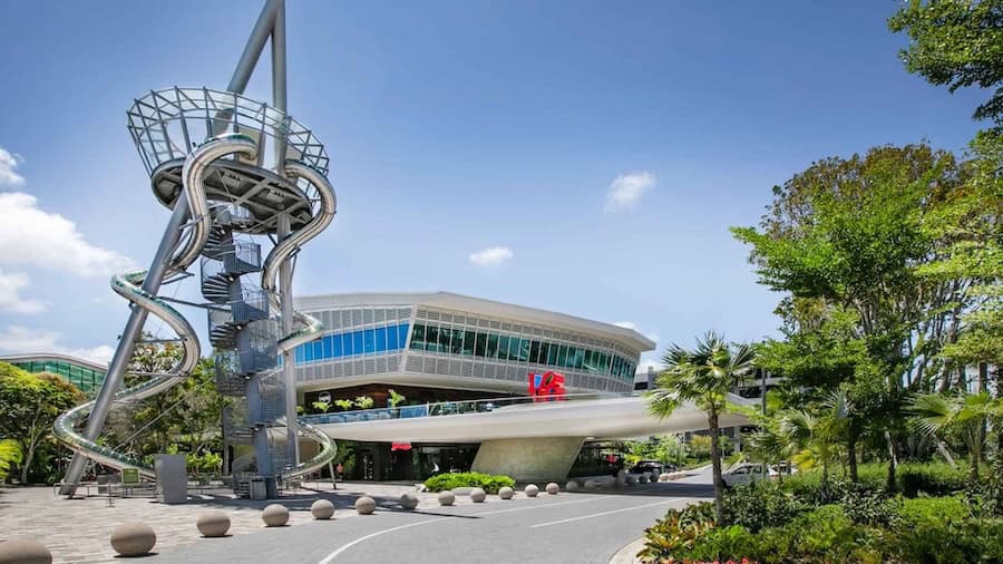 Aventura Mall recibe a cientos de visitantes con la reapertura de su famoso tobogán gigante