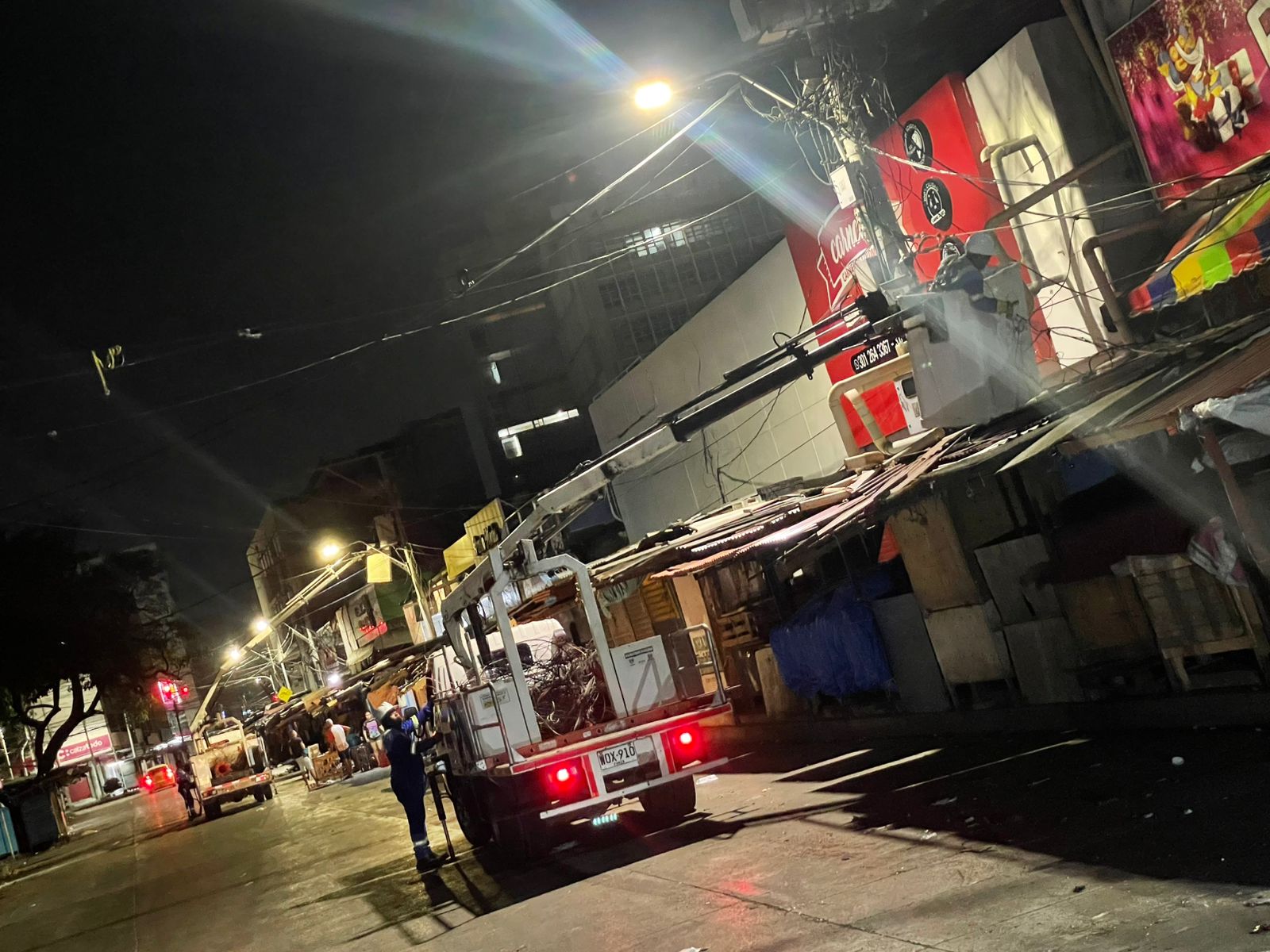 Operativo en el Centro de Barranquilla revela 200 conexiones eléctricas ilegales en pleno Paseo Bolívar