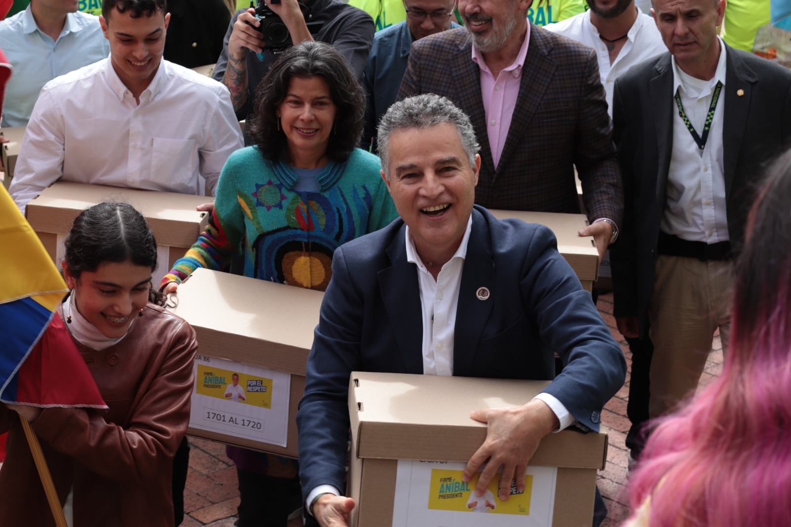 Aníbal Gaviria entrega más de 1,6 millones de firmas y promete ser “el presidente de los alcaldes y gobernadores”