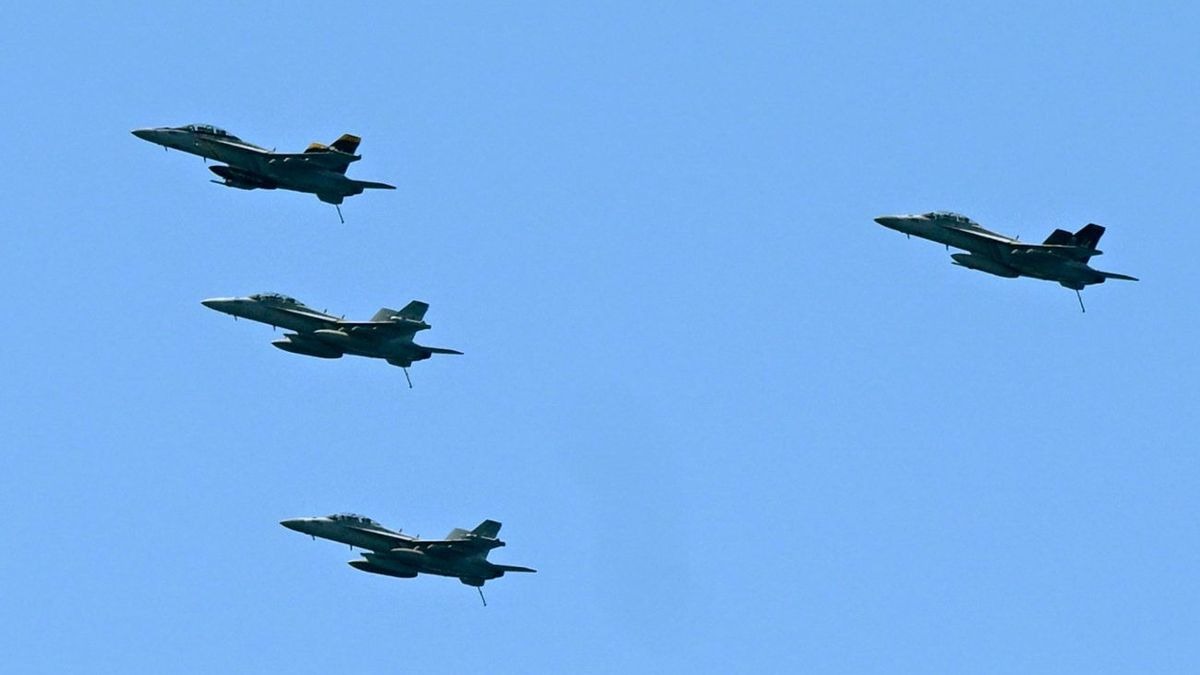 Sobrevuelo de aviones F-18 en el Golfo de Venezuela eleva la tensión en el Caribe y envía un mensaje directo al régimen de Maduro