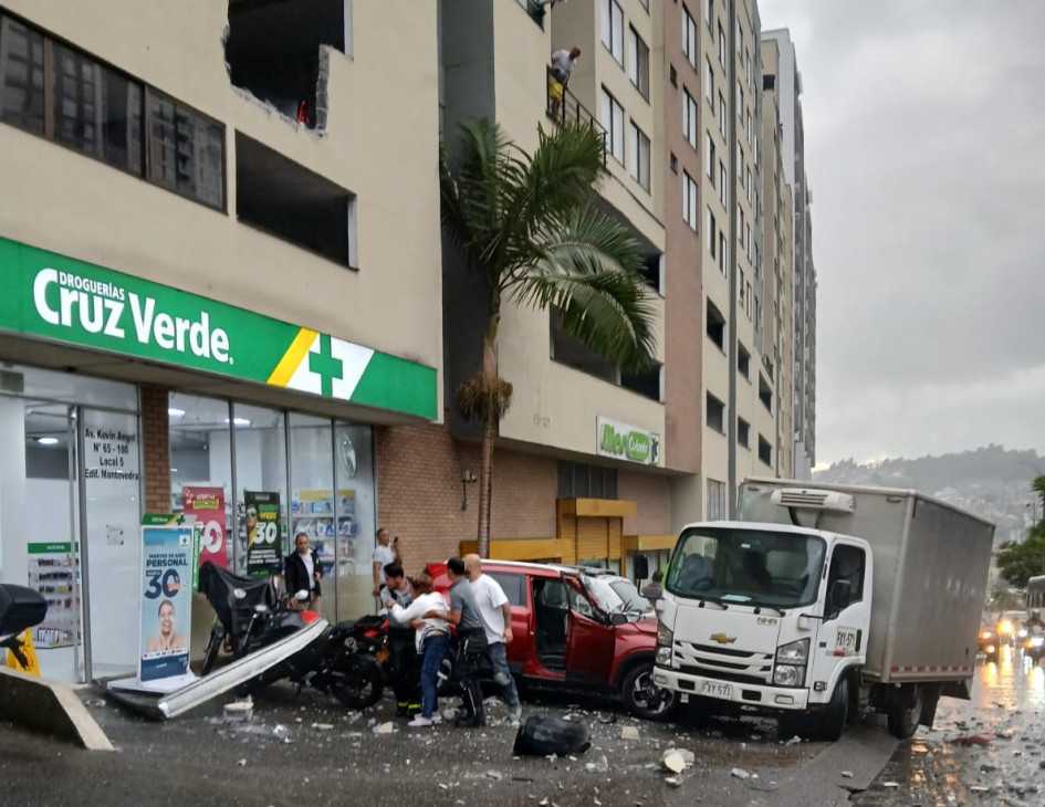 Accidente en Manizales: vehículo se precipita desde parqueadero y provoca pánico