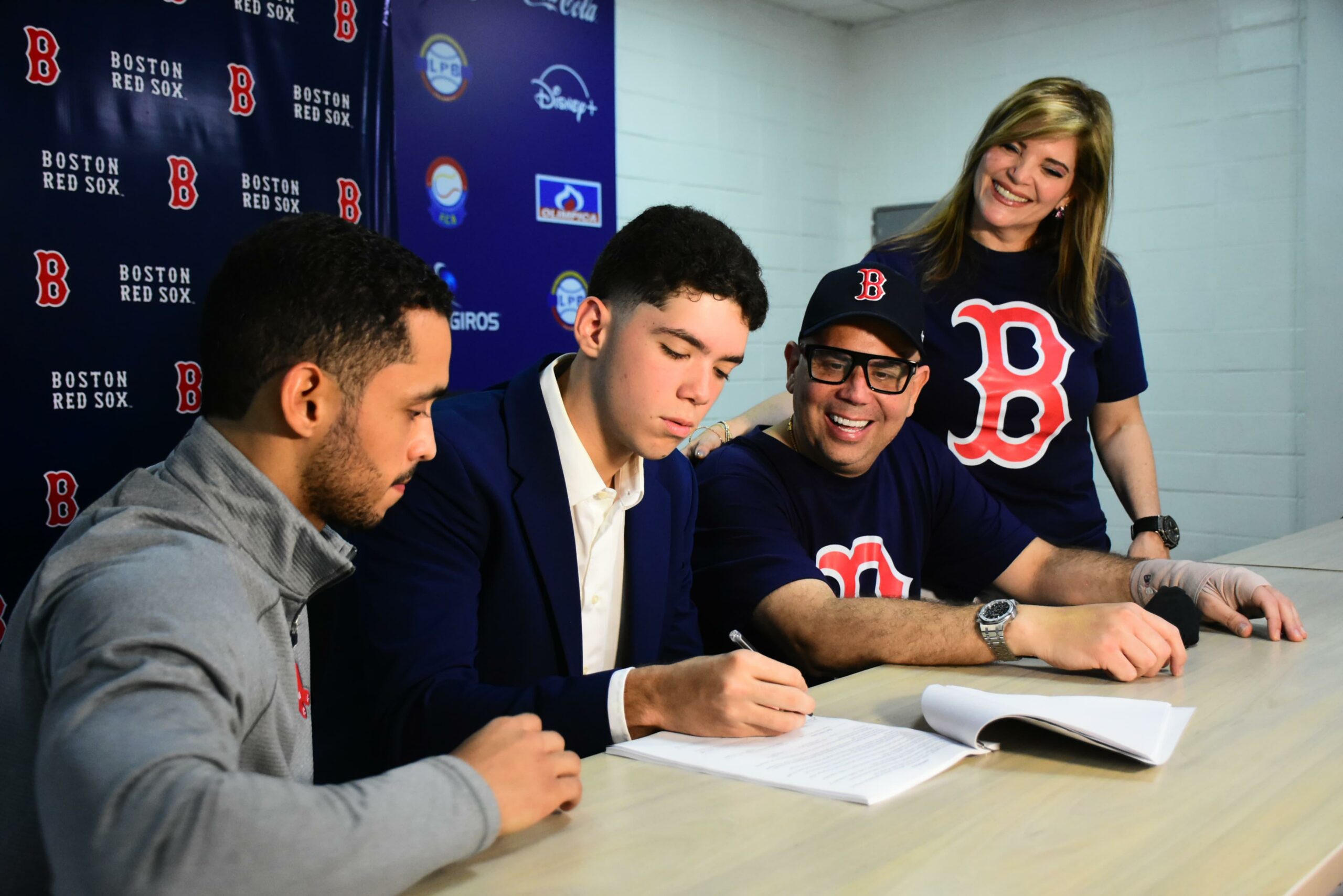 Harry Canedo, la nueva promesa del béisbol colombiano, firma con los Boston Red Sox